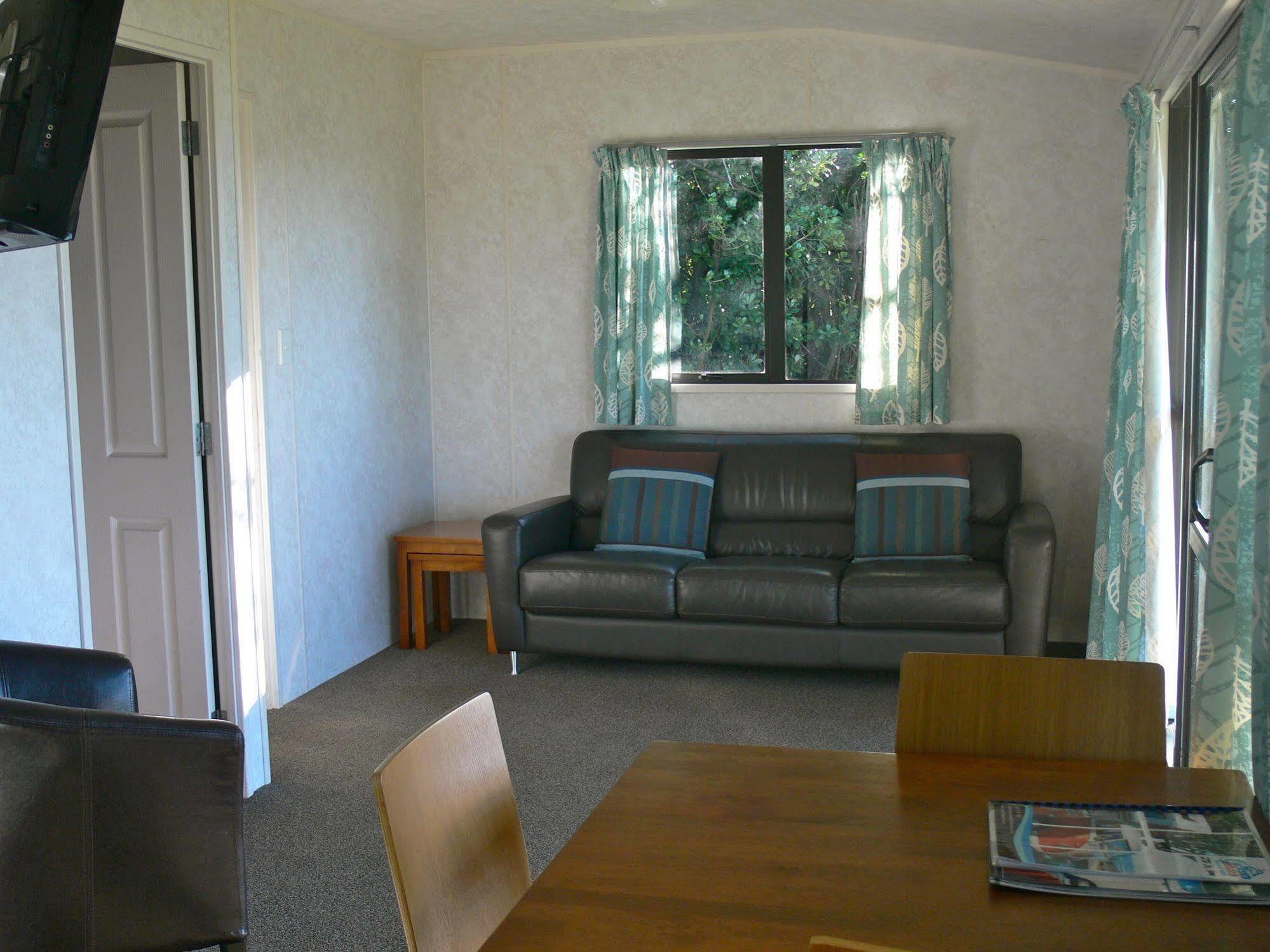 Oakura Beach Holiday Park Екстер'єр фото
